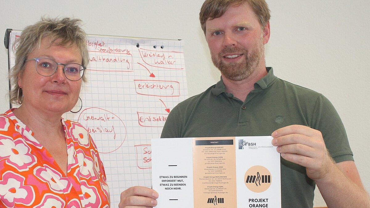 Von Gewalt loskommen – dabei unterstützt André Schneider (r.) in Gera auch über einen längeren Zeitraum mit Gesprächen und Trainings kostenfrei und individuell für die Betroffenen. Geras Gleichstellungsbeauftragte Catrin Heinrich traf ihn in ihrer Serie der Besuche von Mitgliedern im Geraer Netzwerk gegen häusliche Gewalt. . © Stadt Gera / Miriam Vinzelberg