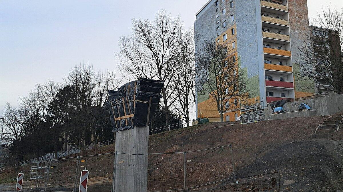 Ein Brückepfeiler vor einem Erdwall. © Stadt Gera