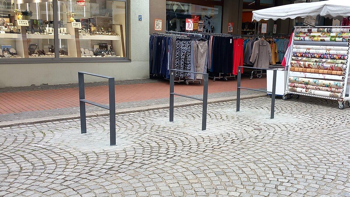 Drei metallische Fahrradbügel vor einem Geschäft. © Stadt Gera