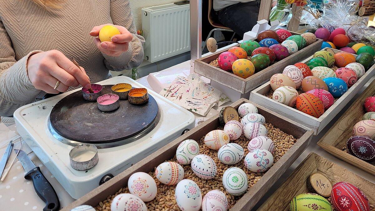 beim Ostereiermarkt werden Eier handbemalt. © Selina Seiler