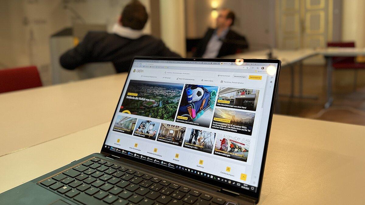 Laptop mit der Startseite der Webseite gera.de. © next.motion