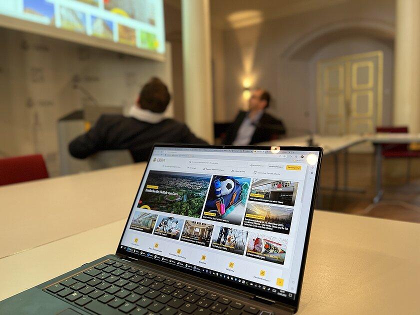 Laptop mit der Startseite der Webseite gera.de