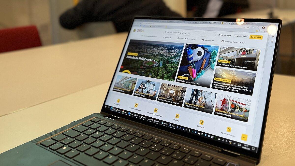 Laptop mit der Startseite der Webseite gera.de. © next.motion