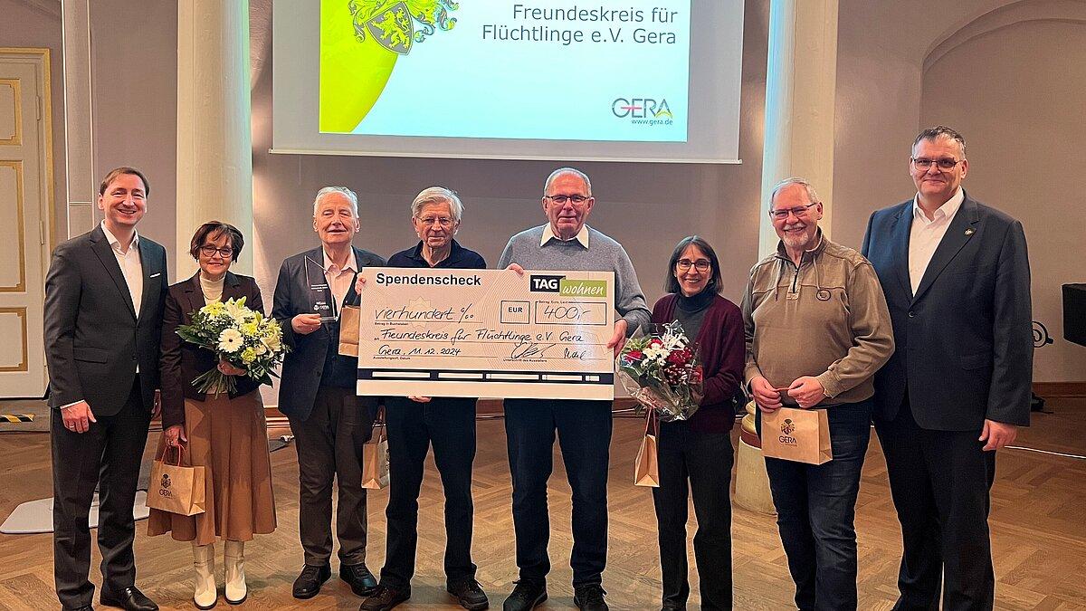 6 Personen des Freundeskreises halten den großen Scheck hoch, daneben stehen der Oberbürgermeister und Herr Oleszak. © Stadt Gera