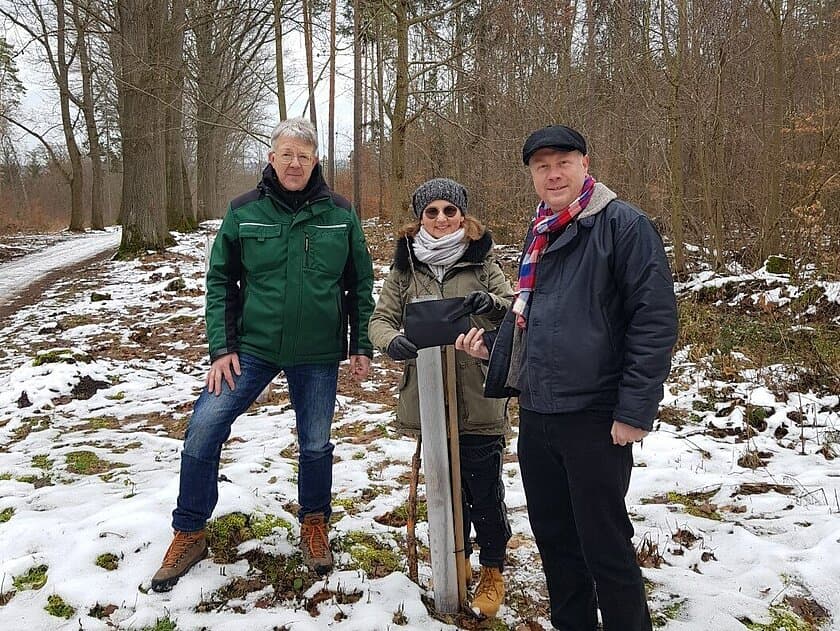 Daniela Züge (Mitte) überreicht die Spende an Stadtgrün-Amtsleiter Jörg Kirschnick-Werner (Rechts) und Grünpflege-Abteilungsleiter Uwe Schleicher (links). © Stadt Gera
