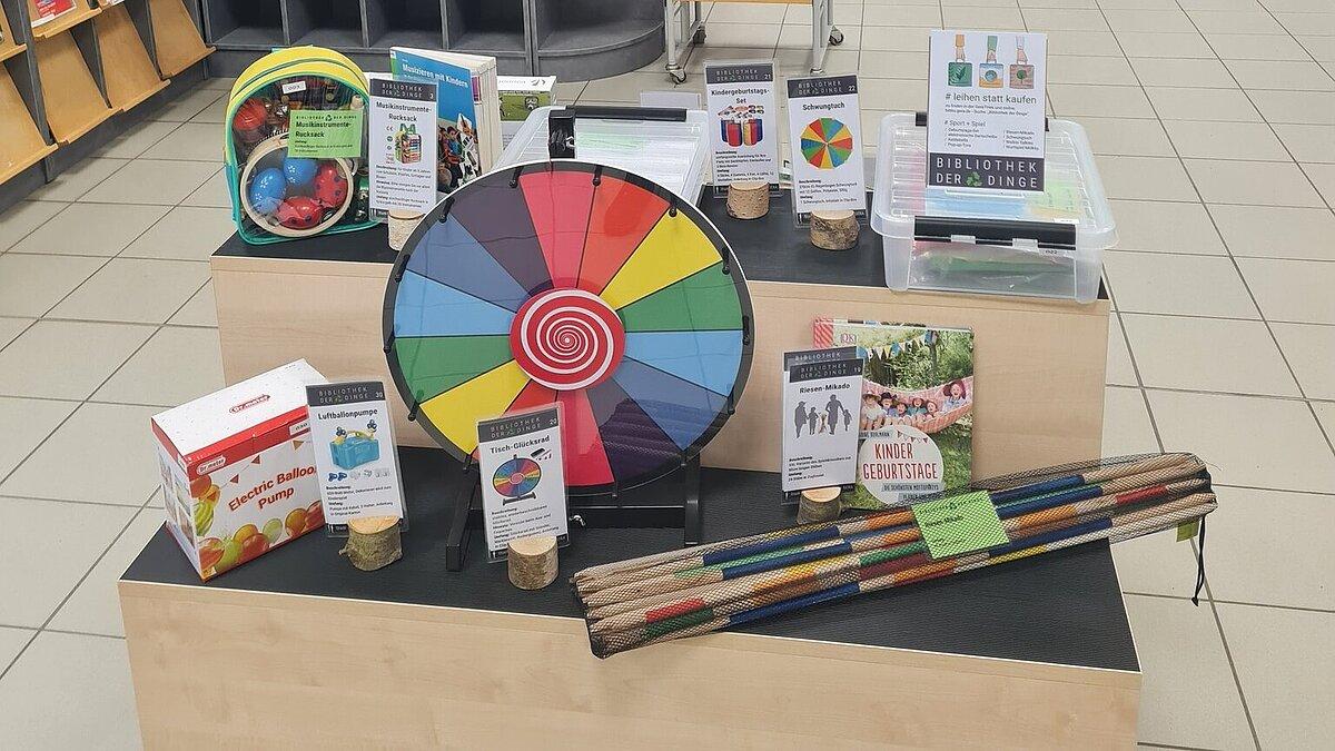 Ein Tisch voller Spiele in der Stadtbibliothek Gera. © Stadt Gera