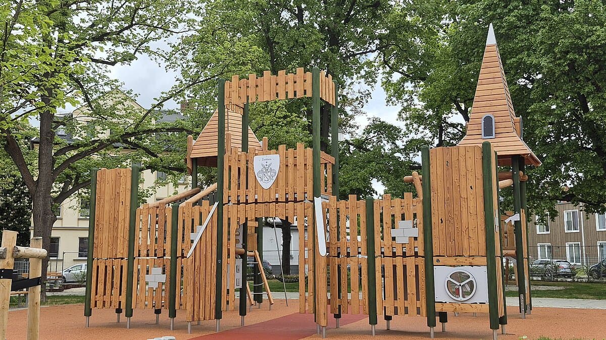 Ein hölzeres Spielgerät in Form einer Ritterburg. © Stadt Gera