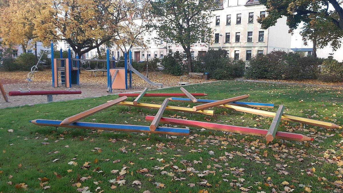 Ein Spielplatz in Gera Zwötzen, dessen Elemente aus Buntstiften gestaltet sind. © Stadt Gera/ Felix Bräunlich