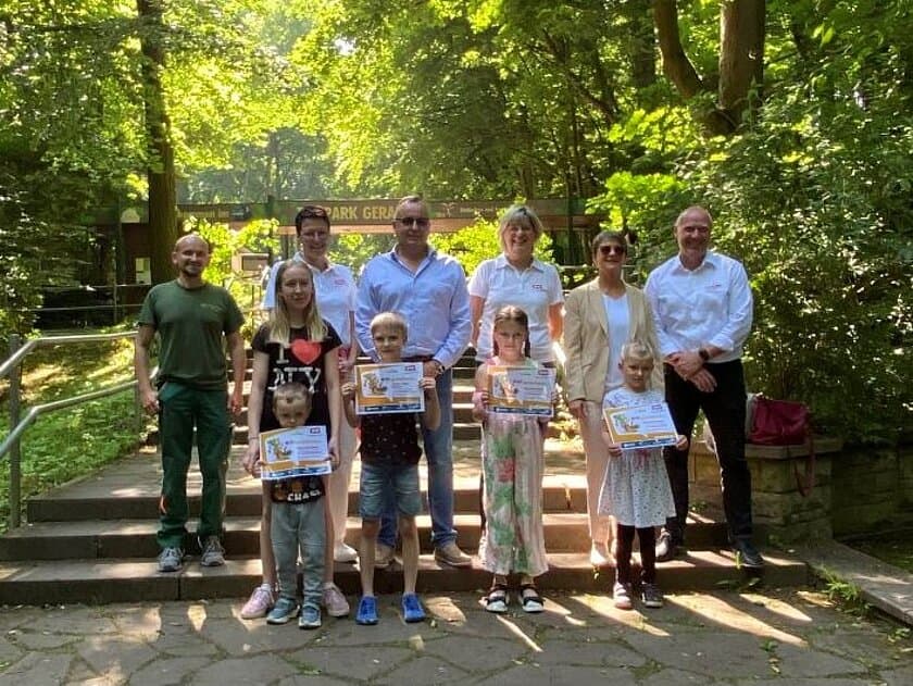 Kinder und Erwachsene stehen vor dem Eingang des Tierparks zur Preisübergabe. © Stadtverwaltung Gera