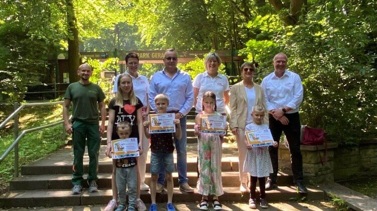 Kinder und Erwachsene stehen vor dem Eingang des Tierparks zur Preisübergabe. © Stadtverwaltung Gera