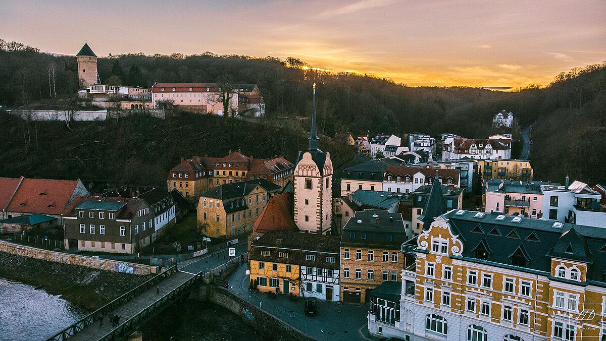 Blick von oben auf Alt-Untermhaus. Zu sehen sind unter anderem der Bergfried von Schloss Osterstein und die St. Marien Kirche.. © Tony Matysik