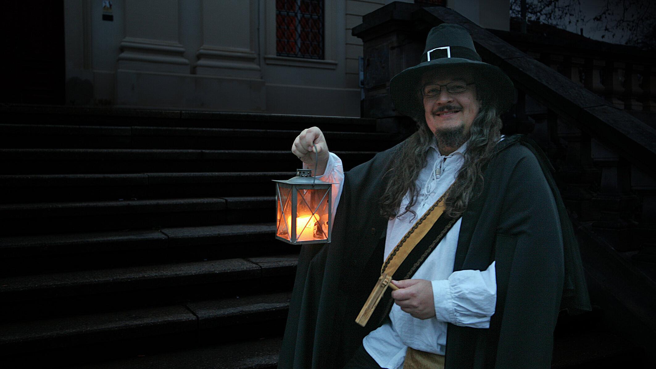 ein Nachtwächter mit einer Laterne. © Frank Rüdiger
