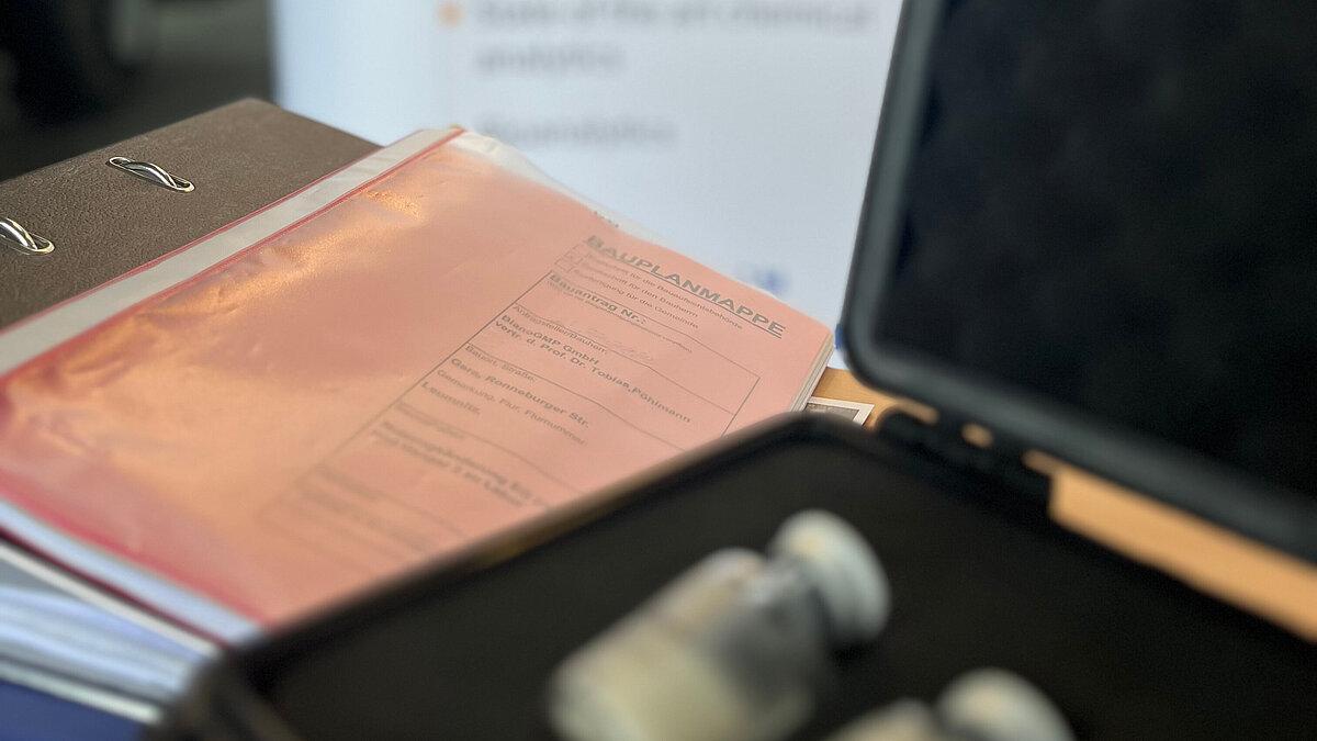 die feierliche Übergabe der Baugenehmigung .