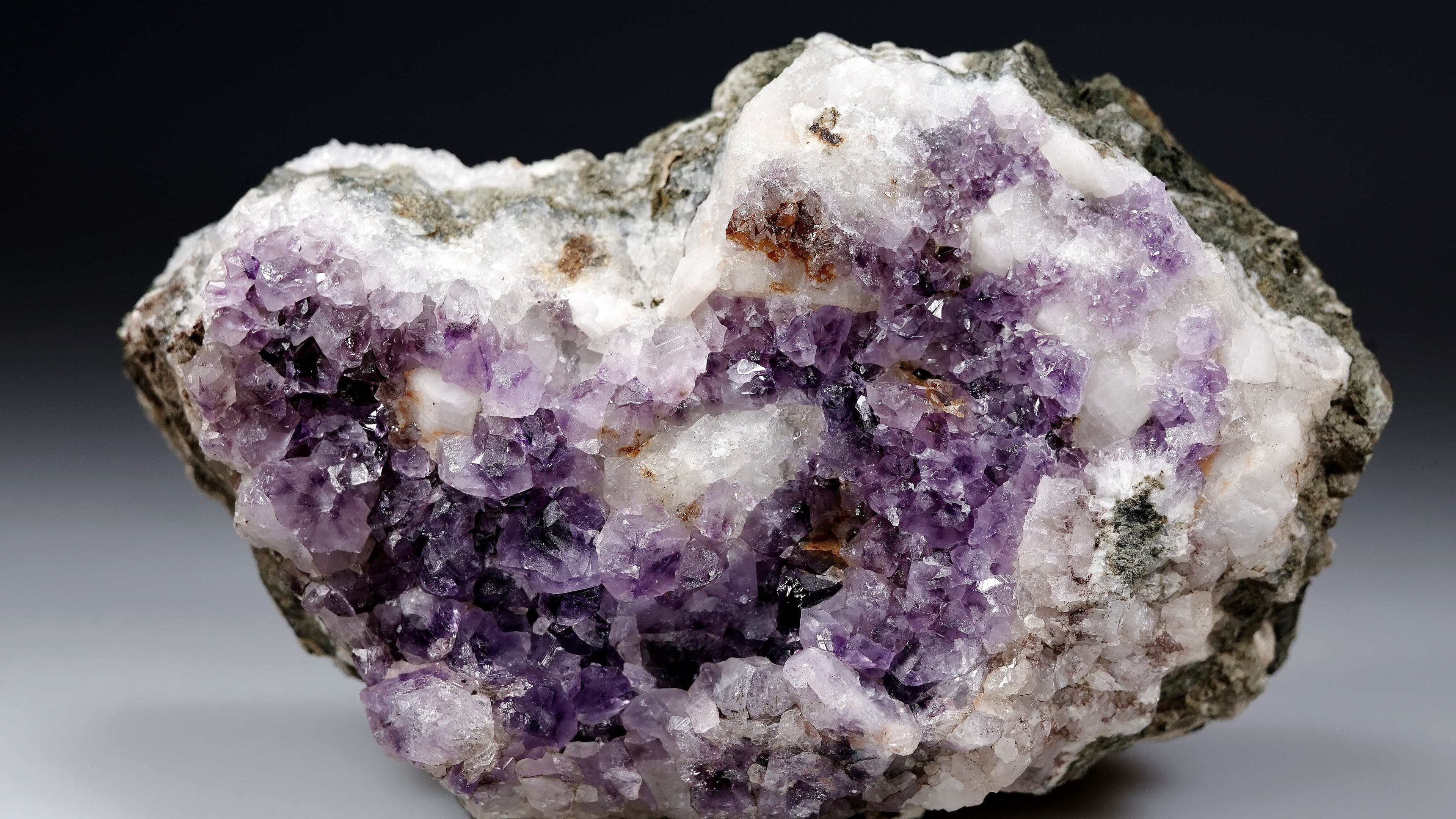 Mineral: Lila-violette Amethyst-Kristalle mit weißem Calcit vom Limberg (Melaphyr-Steinbruch), südlich von Pößneck, Thüringen, Deutschland. © Stadt Gera / Museum für Naturkunde (Fotograf: Matthias Reinhardt)