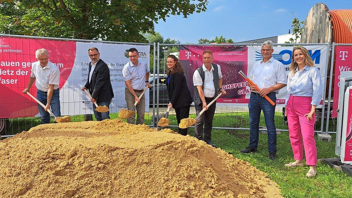 v.l.n.r.: Thomas Ullrich (Ausbaukoordinator Breitband Thüringen der Telekom Deutschland GmbH), Oberbürgermeister Julian Vonarb Ralph Knauer (Breitbandberater Digitalagentur Thüringen), Franziska Gerlach (Fachberaterin vom Projektträger des Bundes PWC), André Walter (Projektleiter OFM Communications GmbH & Co. KG), Alfred Büdel (Geschäftsführer OFM Communications GmbH & Co.KG) und Susann Biehl (Regionalmanagerin Glasfaser Thüringen der Telekom Deutschland GmbH). © Stadt Gera