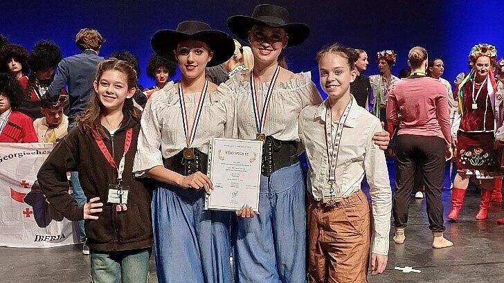 Gruppenbild mit Ballettschülern. © Foto: Verein Kinder Bewegen e.V.