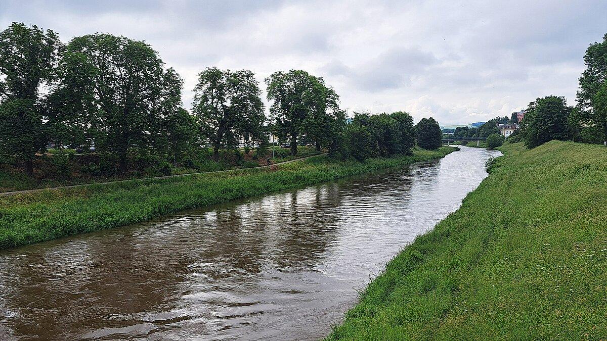 Ein Fluß, der sich durch Stadt schlängelt. © Stadt Gera