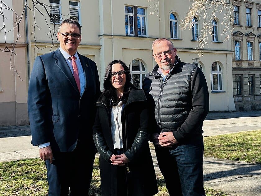 1 Frau und 2 Männer stehen nebeneinander auf einer Wiese vor einem Haus. © Stadt Gera