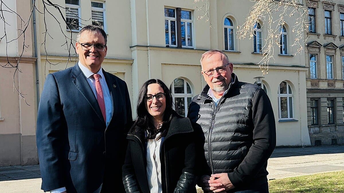 1 Frau und 2 Männer stehen nebeneinander auf einer Wiese vor einem Haus. © Stadt Gera