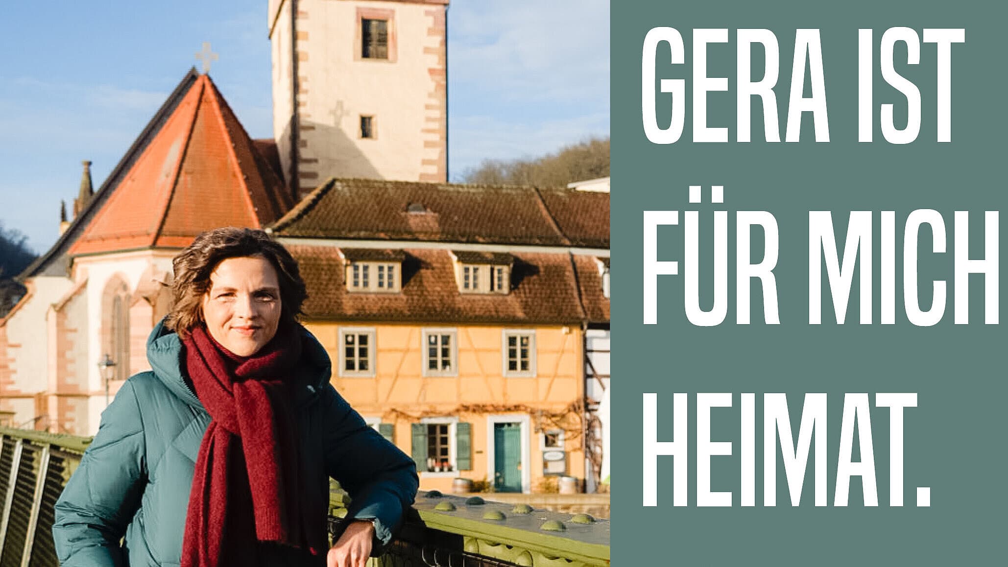 Eine Frau steht auf einer Brücke und lächelt in die Kamera. © Stadt Gera