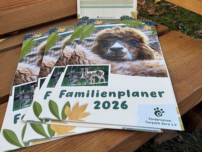 Ein Familienkalender für 2026 auf einer Bank. © Stadt Gera