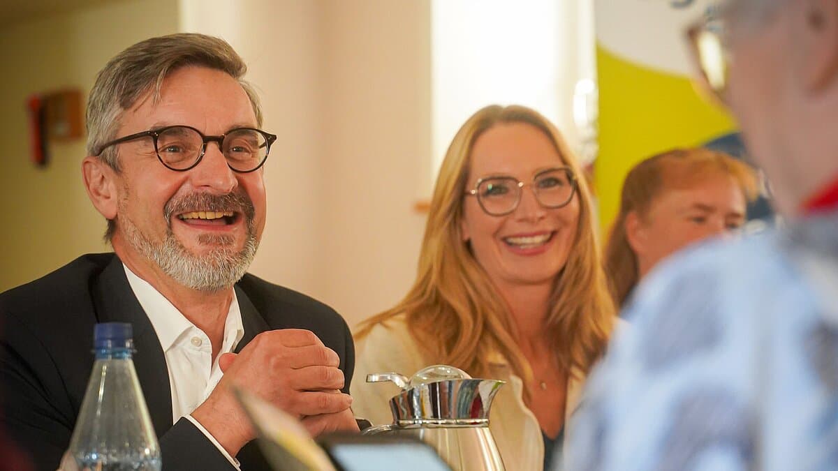 Herr Götze und Frau Wanzar lächeln eine ältere Dame an. © Stadt Gera