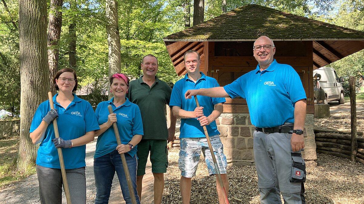 Eine Gruppe von Menschen hilft beim pflegen des Tierparks.. © Stadt Gera