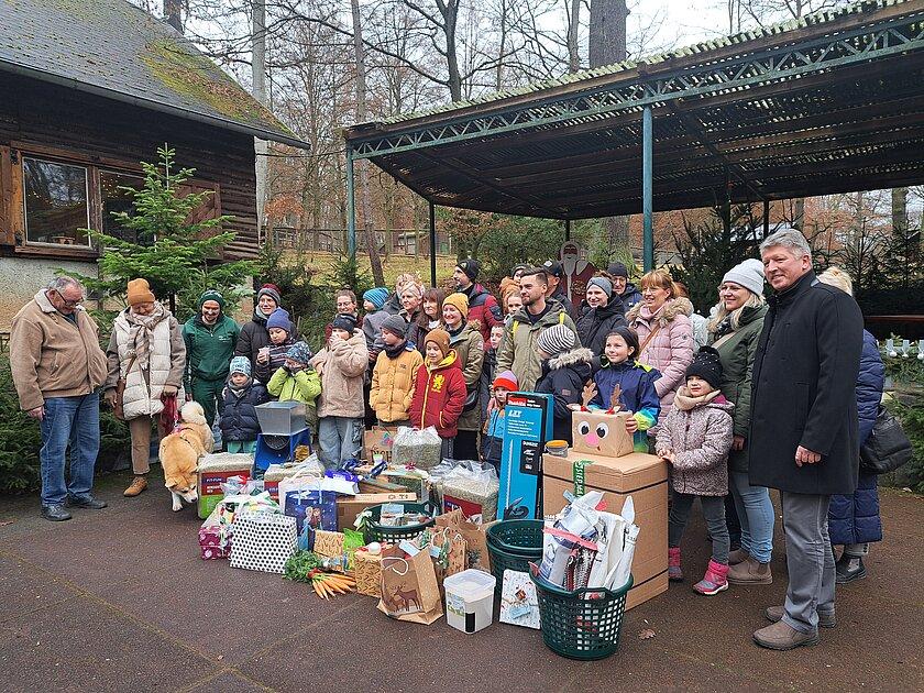 Mehrere Menschen vor einem Berg Geschenke für den Tierpark. © Stadt Gera