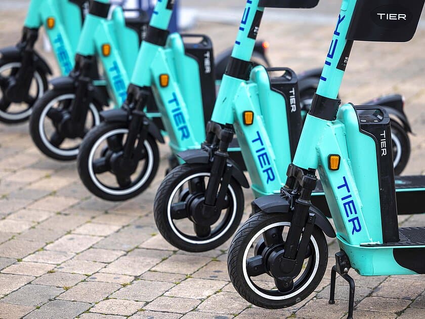 Elektrisch betriebene Tretroller der Firma Tier in türkis. © TIER Mobility SE