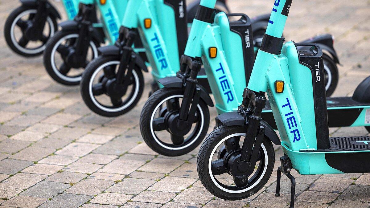 Elektrisch betriebene Tretroller der Firma Tier in türkis. © TIER Mobility SE