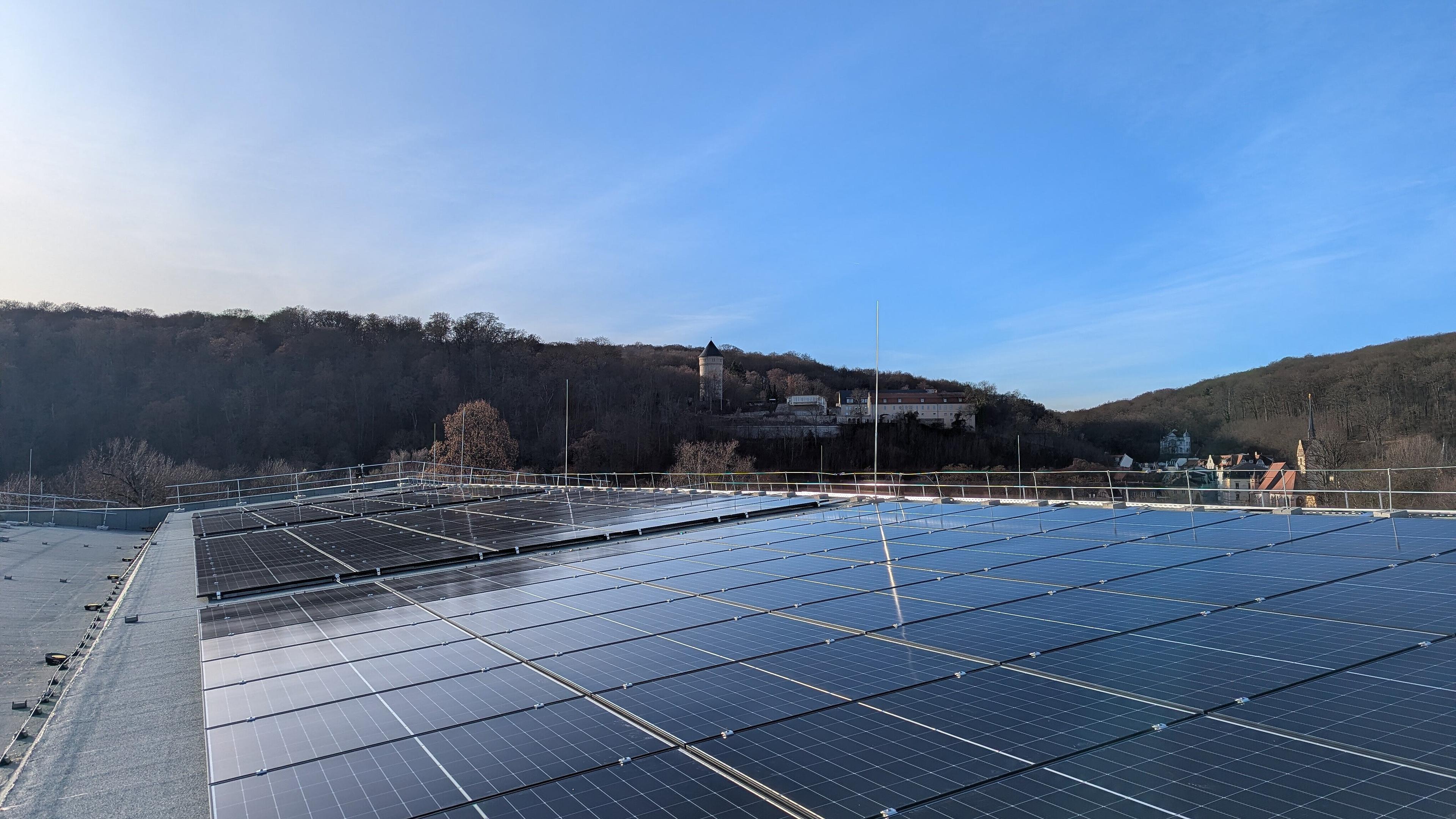 Eine Photovoltaik-Anlage auf einem Dach. © Stadt Gera