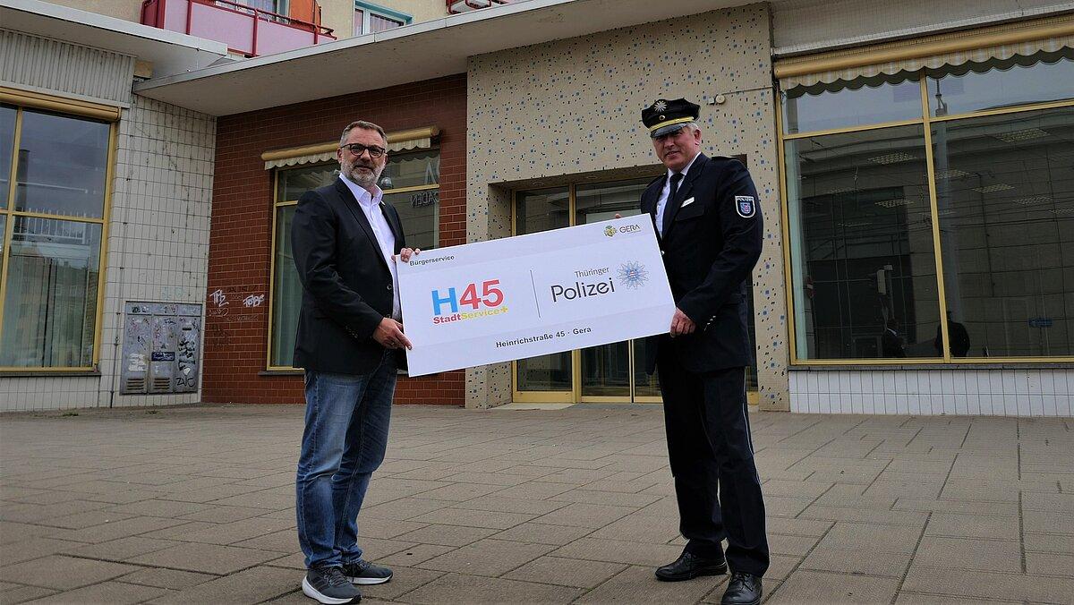 Der Oberbürgermeister Julian Vonarb und der Leiter des Inspektionsdienst der Landesinspektion Gera.. © Stadt Gera