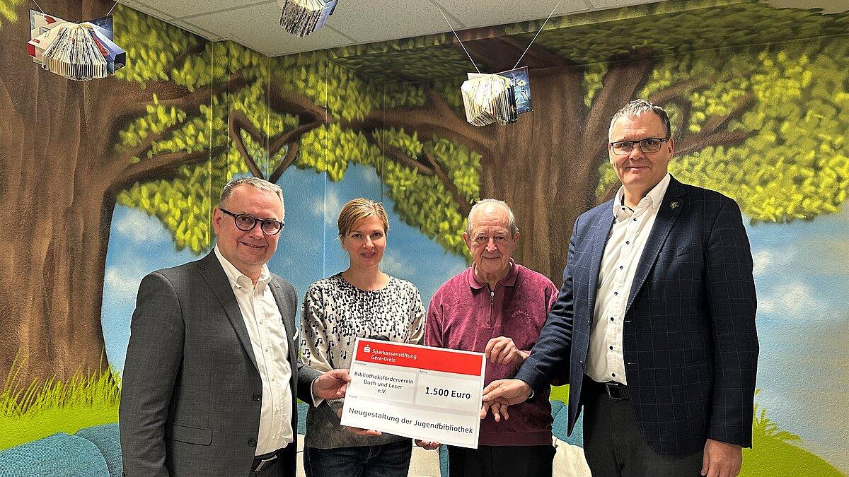 Dr. Hendrik Ziegenbein, Christina Martens, Dieter Bauke und Oberbürgermeister Kurt Dannenberg stehen nebeneinander und halten den symbolischen Scheck. © Stadt Gera