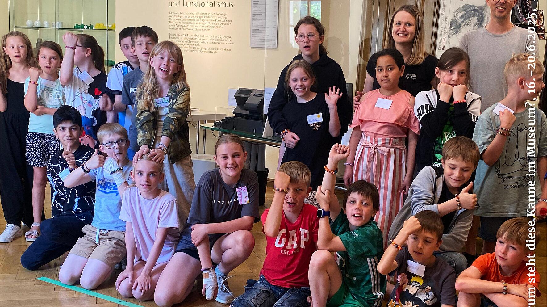 Ein Gruppenfoto. Die Kinder und Erwachsenen stehen im Museumsfoyer. © VuS