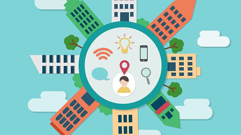 Abgebildet ist ein im Comic Styl Bild, welches auf blauen Hintergrund mit Wolken einen Kreis zeigt, welcher von Häusern umgeben ist. Im Kreis sind Symbole wie WLAN, eine Person, eine Lupe oder ein Handy ersichtlich.. © Freepik!