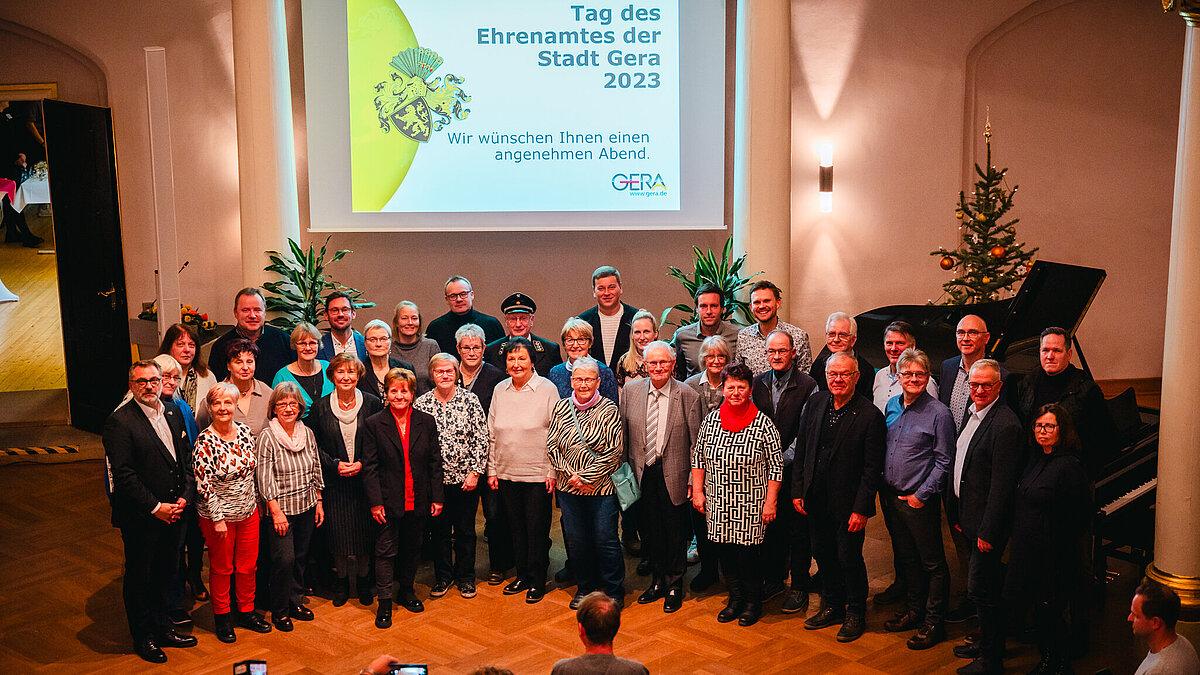 Gruppenbild aller Geehrten zur Festveranstaltung zum Tag des Ehrenamtes 2023 mit dem Oberbürgermeister der Stadt Gera, Julian Vonarb, im Rathaussaal.. © Foto: Stadt Gera, Christian Carius