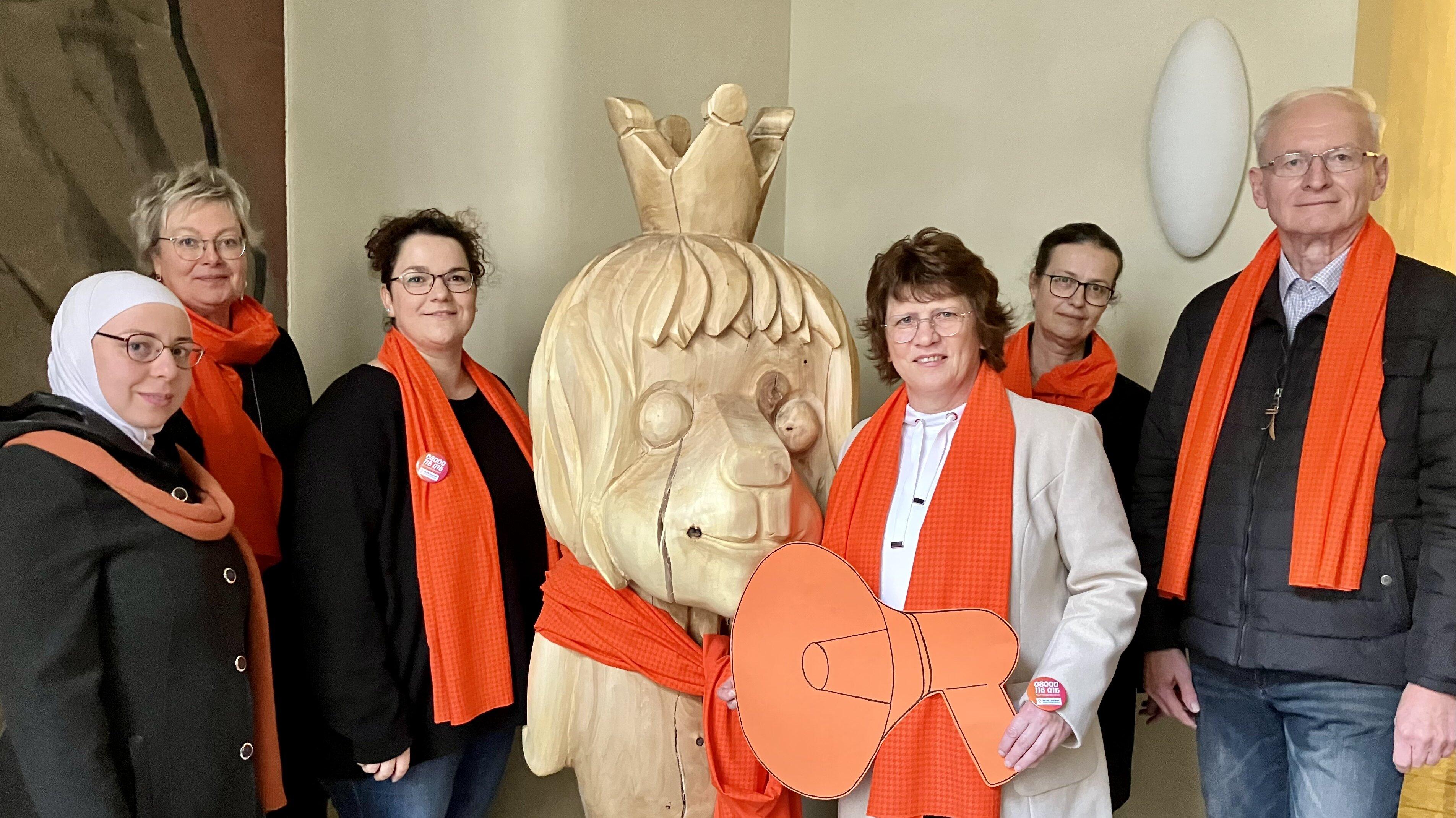 Die Mitglieder des Geraer Netzwerkes gegen häusliche Gewalt: (v.l.) Lama Al Shaar, Studierende mit aktueller Praxis im Bereich der Migrationsbeauftragten der Stadt Gera; Catrin Heinrich, Gleichstellungsbeauftragte; Melanie Gebhardt, pro Familia Gera; Katrin Berthold, Kathrin Engel, Frauenkommunikationszentrum Gera von SOS Kinderdorf; Interventionsstelle GeSa; Hubert Grieser, Weißer Ring. © Stadt Gera