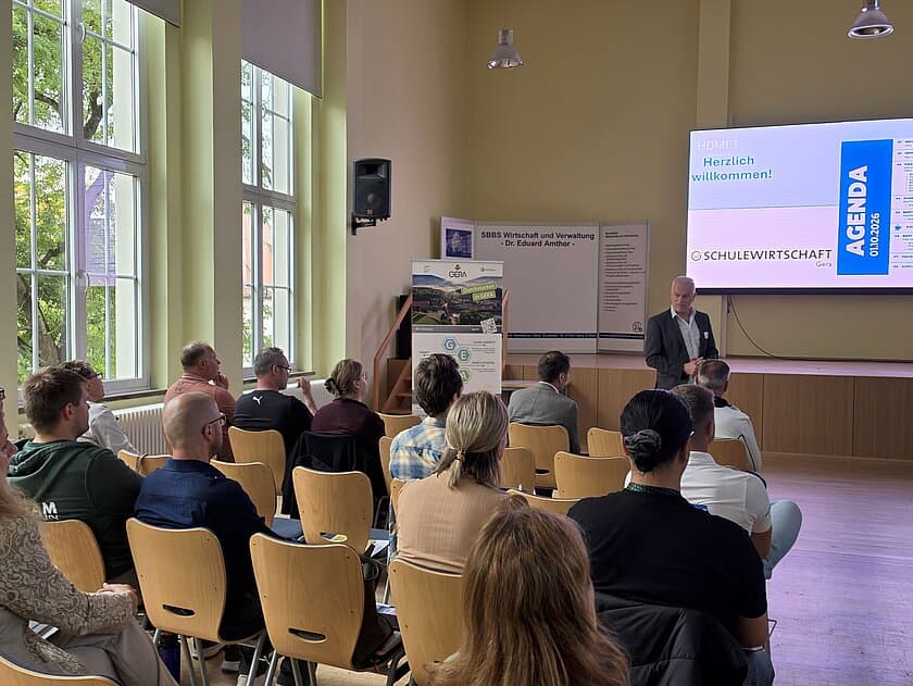 Ralf Zöller, Sprecher des Arbeitskreises SCHULEWIRTSCHAFT Gera spricht vor den Teilnehmern der Veranstaltung. © GWT