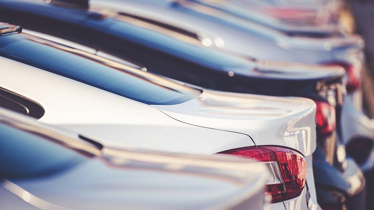 Die Hecks mehrerer parkender Autos in einer Reihe. © Tomasz Zajda - stock.adobe.com