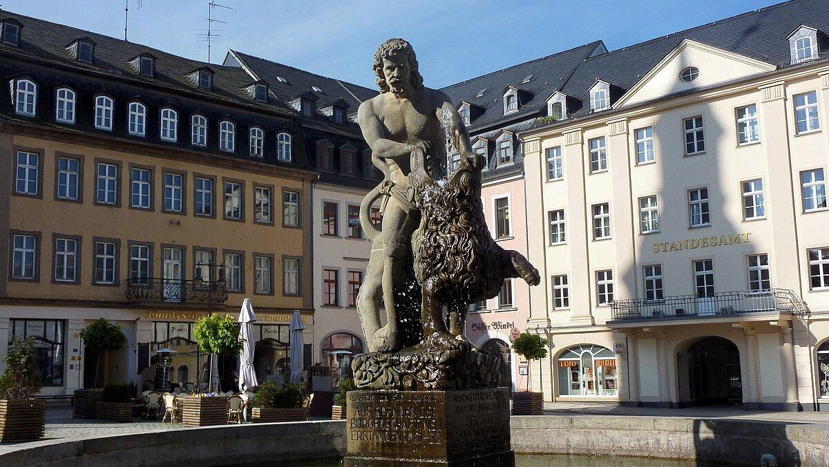 Der Simsonbrunnen auf dem Marktplatz. © Sigrid Schädlich