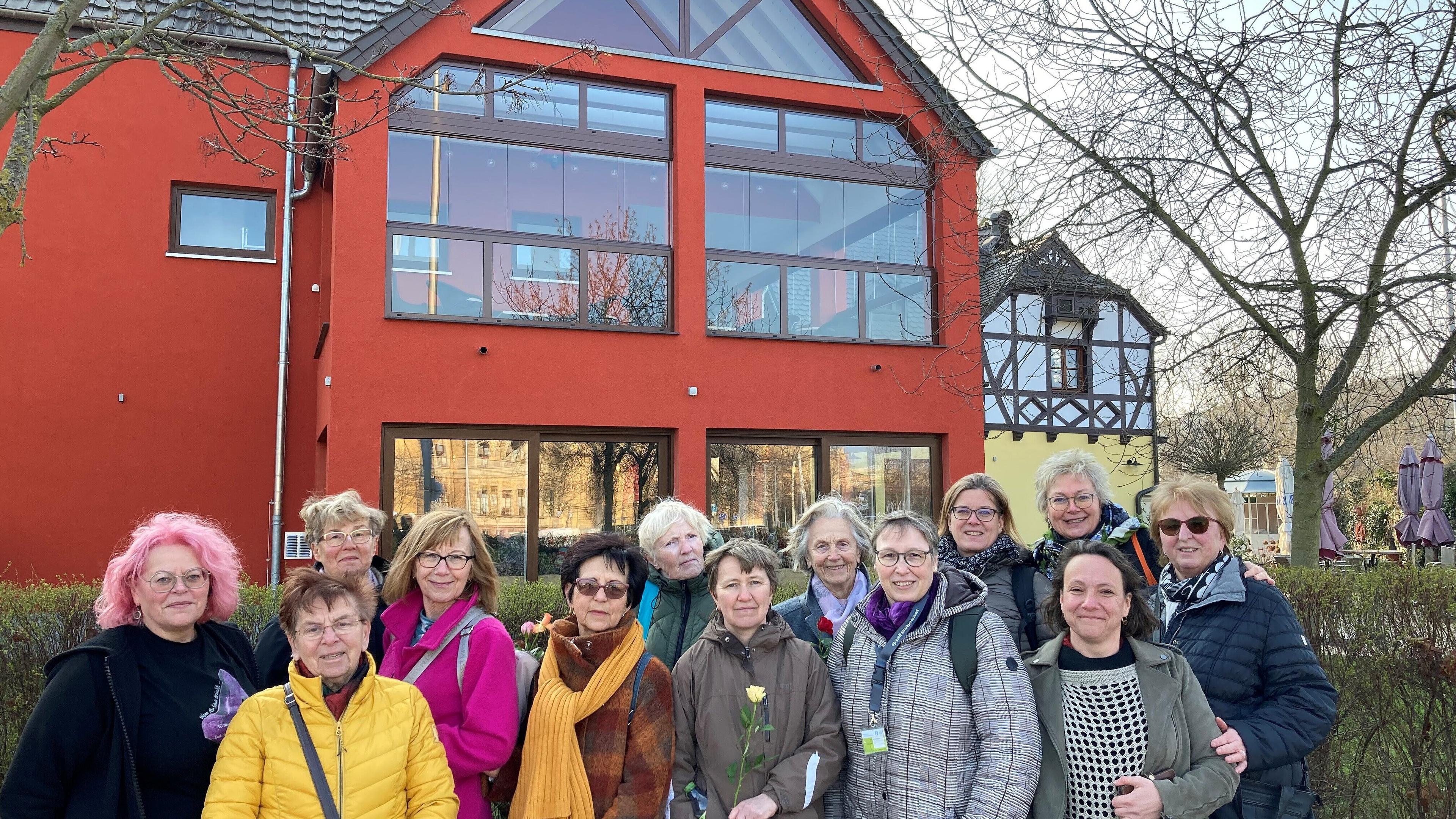 Eine Gruppe von 14 Frauen steht vor einem Haus im Hofwiesenpark. Einige Frauen haben Blumen in der Hand oder aus ihrer Tasche herausschauen. . © Stadt Gera