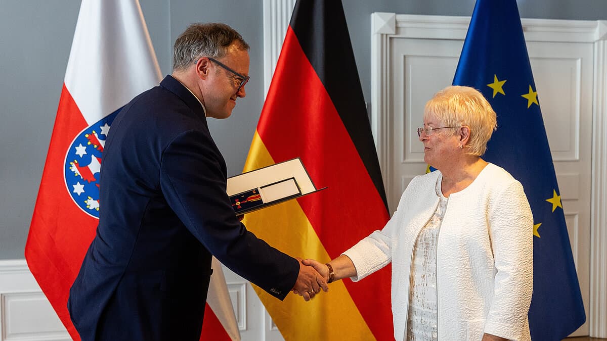 Ministerpräsident Marrio Voigt mit Annerose Knoll. © Thüringer Staatskanzlei, Christian Fischer