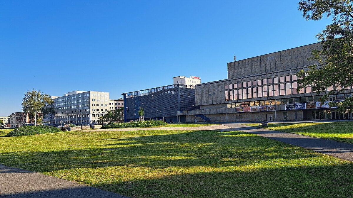 Eine große Rasenfläche vor dem Kultur- und Kongresszentrum. © Stadt Gera