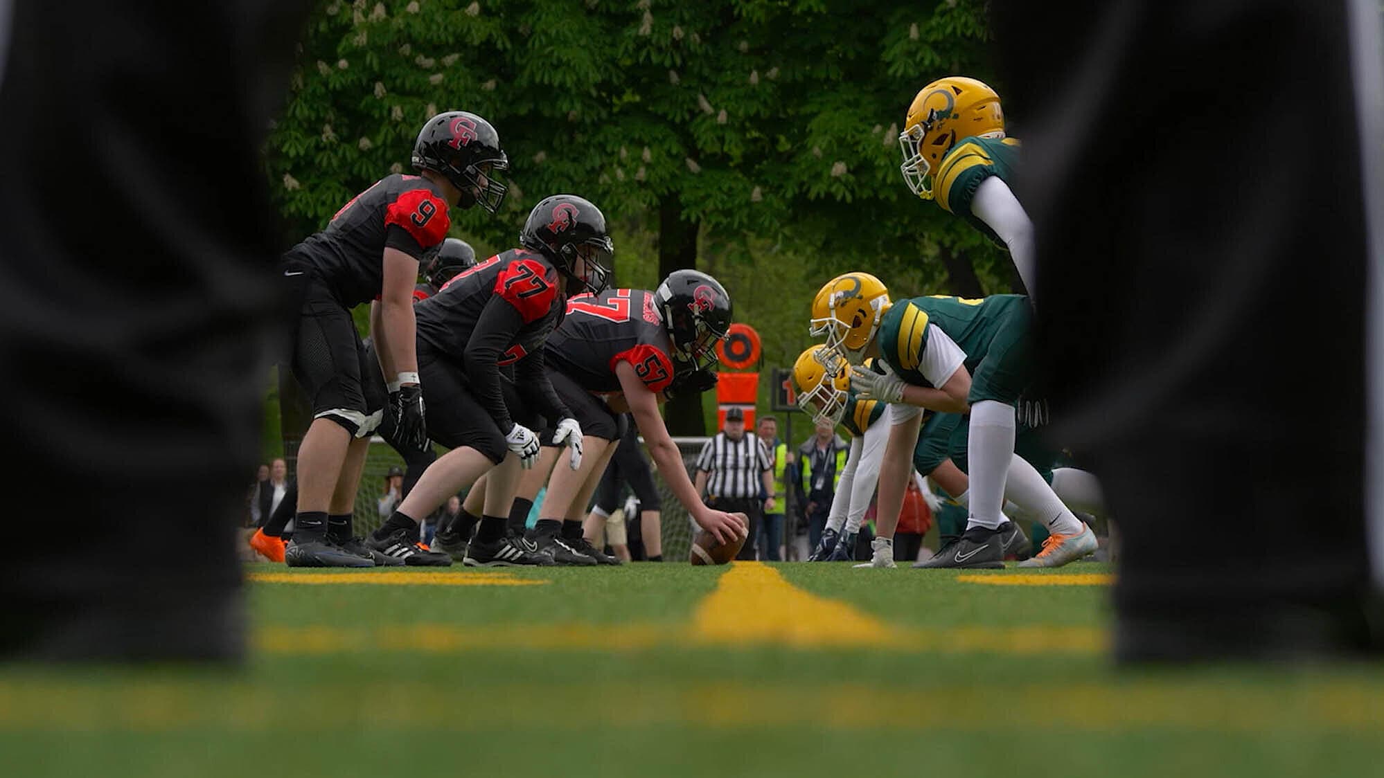 Football Spiel mit Spielern auf dem Feld. © ©2B media ®Damian Bergheim