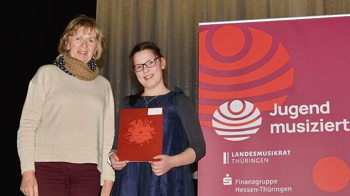 Maria Mühlig mit Lehrerin Frau Steinhöfel. © privat