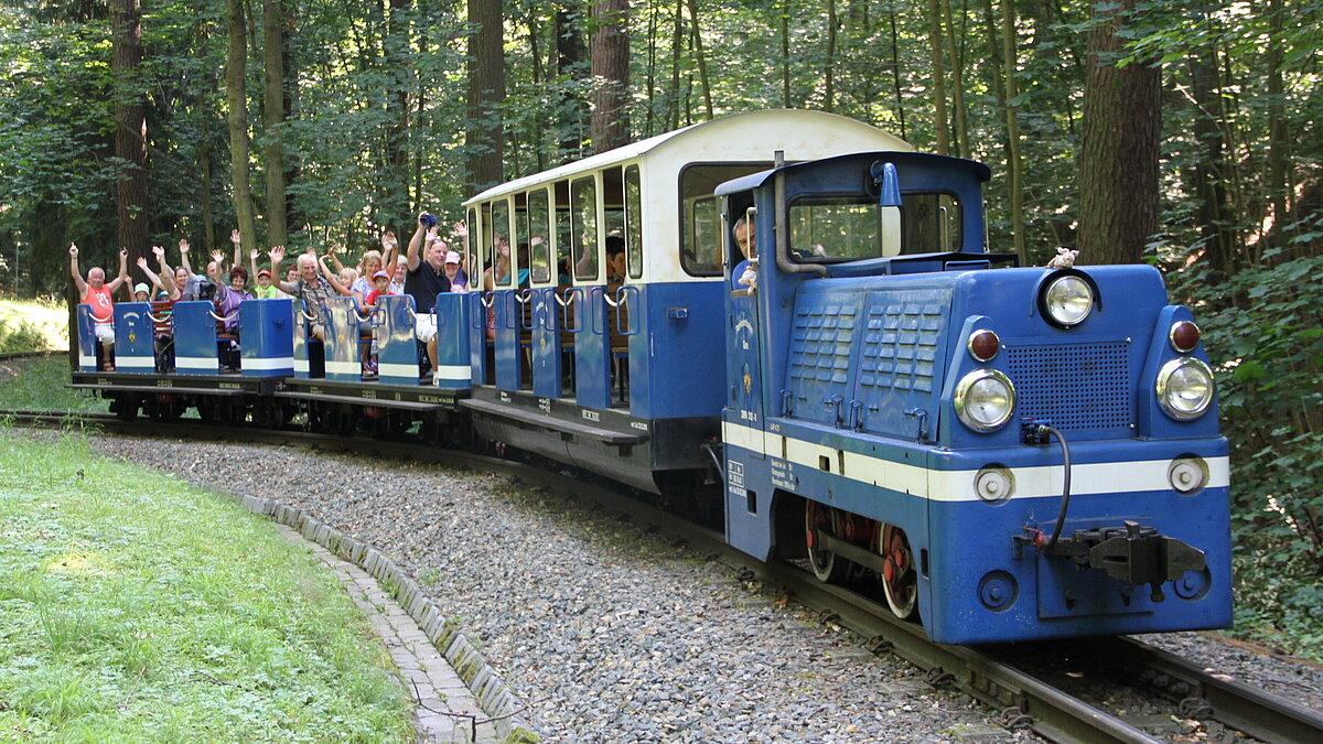 Parkeisenbahn im Tierpark, Mitfahrenden winken. © Stadt Gera