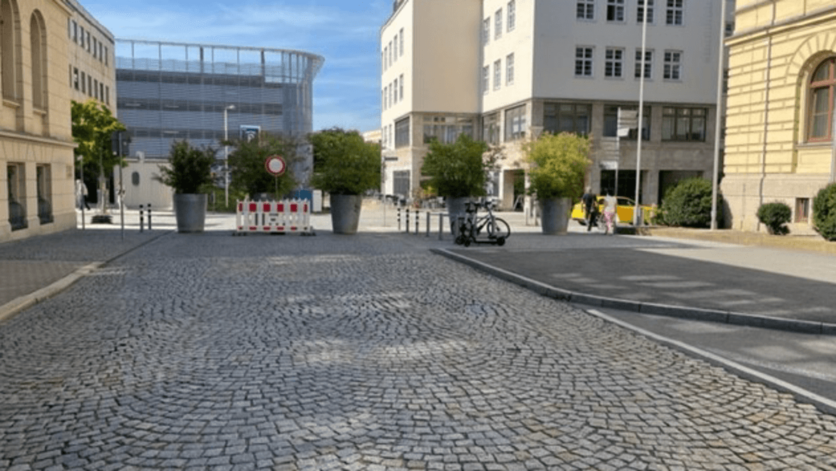 Pflanzkübel versperren auf der Rudolph-Diener-Straße die Durchfahrt für den motorisierten Verkehr. © Stadt Gera