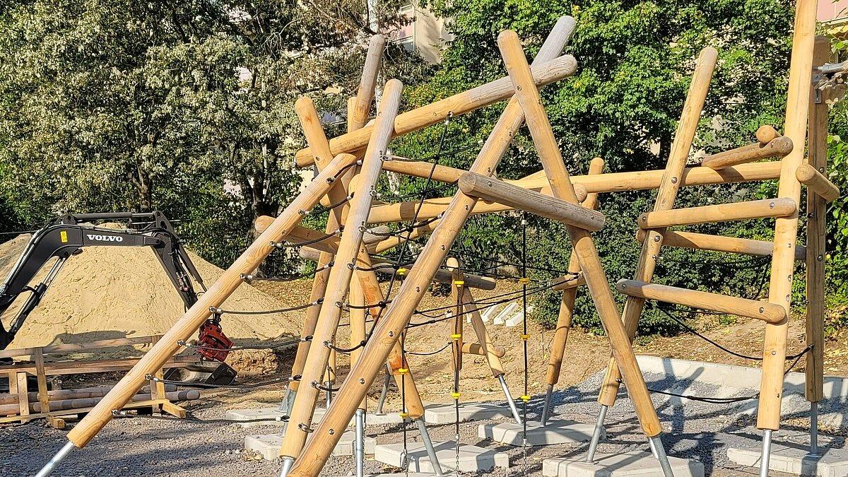 Mehrere Holzbalken, die zu einem Klettergerüst zusammengesetzt wurden.. © Stadt Gera