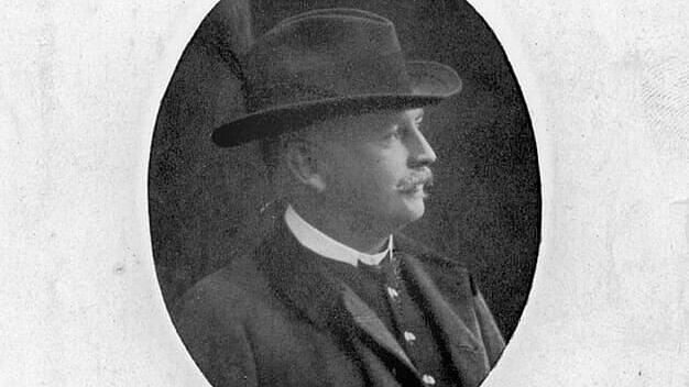 Der Textilunternehmer Georg Hirsch war der erste Autobesitzer in Gera. Ab 1902 ließ er sich von einem Chauffeur in einem Daimler Modell 1900 durch die Stadt und Umland fahren.. © Stadt Gera / Stadtmuseum