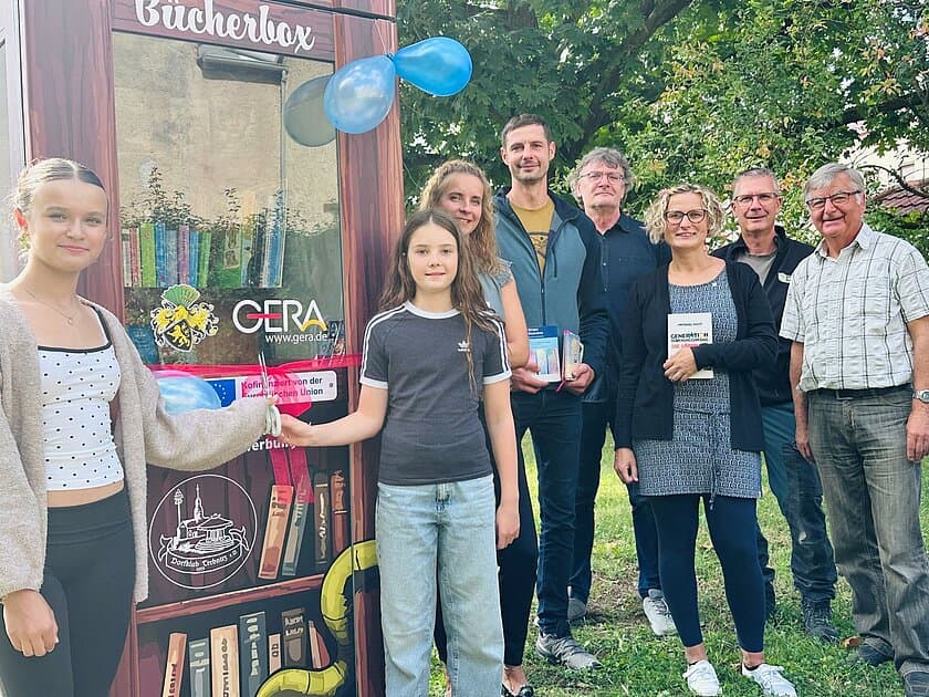Acht Leute stehen an der Bücherbox. © Stadt Gera